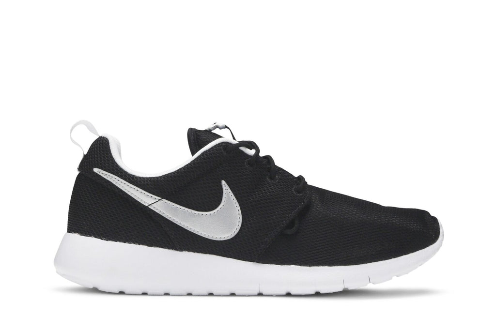 Nike roshe run mens black and white best sale