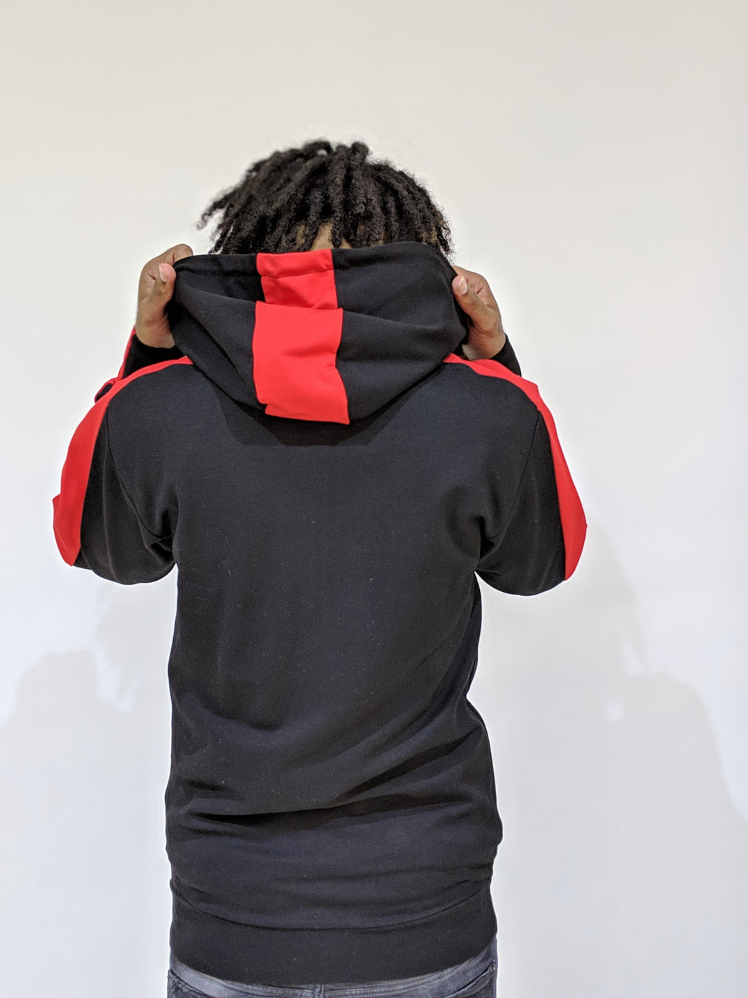 Black hoodie with red stripes on sleeves online